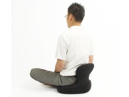 腰がつらくならない姿勢サポートする。座り仕事の人に好評で、テレワーク需要で問い合わせが急増
